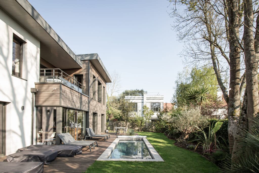 Maison bois enduit 92 jardin